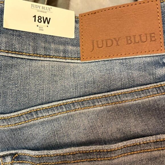 Judy Blue Mid Rise Cuffed Slim Jeans 18W • SOLD OUT • NWT - Picture 2 of 7